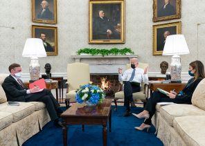 На фото: президент Джо Байден беседует с советником по национальной безопасности Джейком Салливаном и старшим директором по Европе Амандой Слаот в Овальном кабинете Белого дома