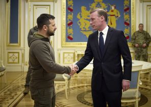 На фото: президент Украины Владимир Зеленский и советник президента США по национальной безопасности Джейк Салливан (слева направо) во время встречи