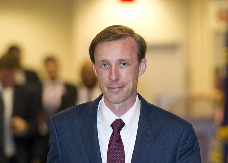 На фото: Джейк Салливан, главный советник по внешней политике предвыборной кампании Хиллари Родэм Клинтон в 2016 году, уходит в отставку после дачи показаний в Специальном комитете Палаты представителей США по расследованию теракта в Бенгази в 2012 году в Капитолии США