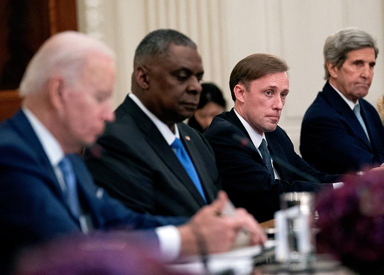 На фото: президент Байден, министр обороны США Ллойд Дж. Остин III, советник по национальной безопасности США Джейк Салливан и Джон Керри, специальный представитель президента США по вопросам климата, участвуют в двусторонней встрече с президентом Южной Кореи Мун