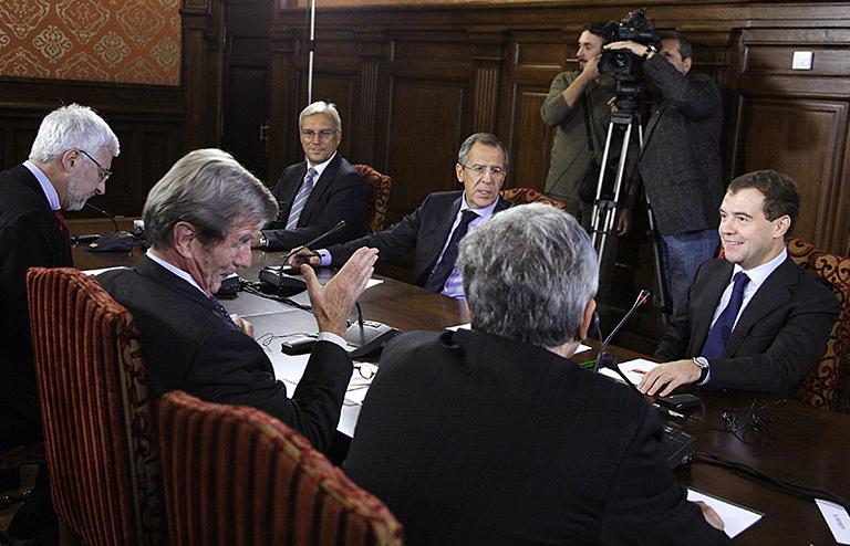 На фото: заместитель министра иностранных дел РФ Александр Грушко, министр иностранных дел РФ Сергей Лавров и президент РФ Дмитрий Медведев (слева направо на втором плане) во время встречи главы российского государства с участниками VIII заседания российско-французского Совета сотрудничества по вопросам безопасности, 2009
