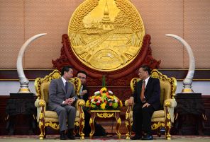 На фото: президент Лаоса Чуммали Саясоне (R) встретился с министром иностранных дел Китая Ван И во Вьентьяне, 2013 год