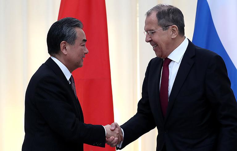 На фото: министр иностранных дел Китая Ван И и министр иностранных дел РФ Сергей Лавров (слева направо) во время пресс-конференции