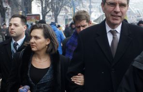 На фото: заместитель госсекретаря США Виктория Нуланд и посол США в Украине Джеффри Пайатт (на первом плане) во время посещения площади Независимости, 2013