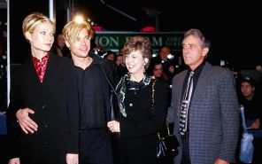 Гвинет Пэлтроу и Брэд Питт с родителями, 1997 год