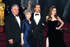 Брэд Питт с родителями Биллом и Джейн и Анджелина Джоли на 84-й ежегодной премии Академии, которая проходила в театре Kodak в Лос-Анджелесе, Калифорния, США