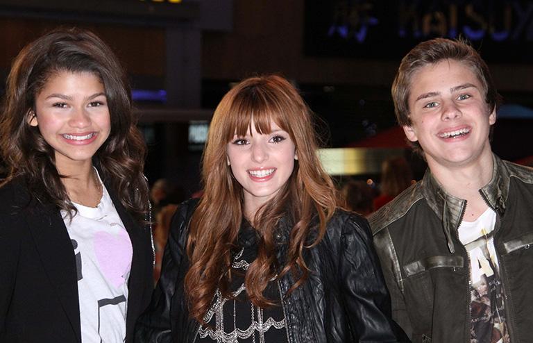 На фото: Зендайя Коулман, Белла Торнна премьере фильма Disney "Давайте отпразднуем"