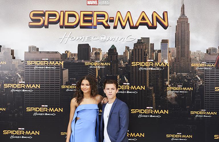 На фото: Зендайя и Том Холланд принимают участие в фотосессии фильма "Человек-паук: Возвращение домой", 2017