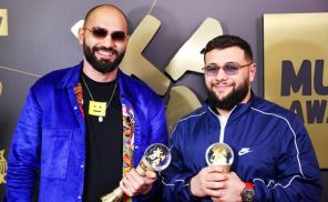 На фото: рэп-дуэт HammAli & Navai, победившие в номинации "Песня года", на церемонии вручения музыкальной премии "Жара Music Awards" в концертном зале "Крокус Сити Холл".