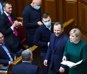 На фото: депутат Ирина Верещук (справа) на очередном заседании Верховной Рады, 2021 год