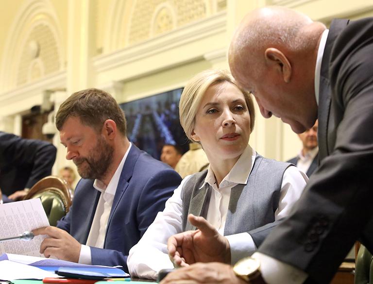 На фото: представитель Правительства в Верховной Раде Украины Ирина Верещук и первый заместитель председателя фракции &laquo;Слуга народа&raquo; Александр Корниенко (слева) на заседании Согласительной коллегии депутатов фракции в Верховной Раде, Киев, Украина, 2019 год