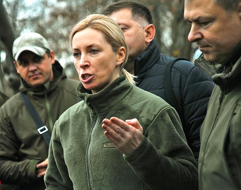 На фото: член Комитета Верховной Рады Украины по вопросам национальной безопасности, обороны и разведки Ирина Верещук выступает перед прессой во время брифинга в рамках визита депутатов в район, где проходило разведение войск, Золотое-4, Луганская область, 2019 год