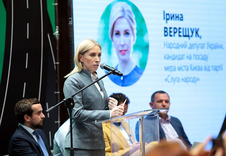 На фото: депутат Ирина Верещук выступает с речью во время презентации проекта строительства нового Киевского обхода, сокращенно на украинском языке КОД в Киеве, 2020 год. Трассу, которая проходит вокруг Киева, планировали построить к 2025 году в рамках Национальной программы &laquo;Большое строительство&raquo;, инициированной Президентом Владимиром Зеленским.
