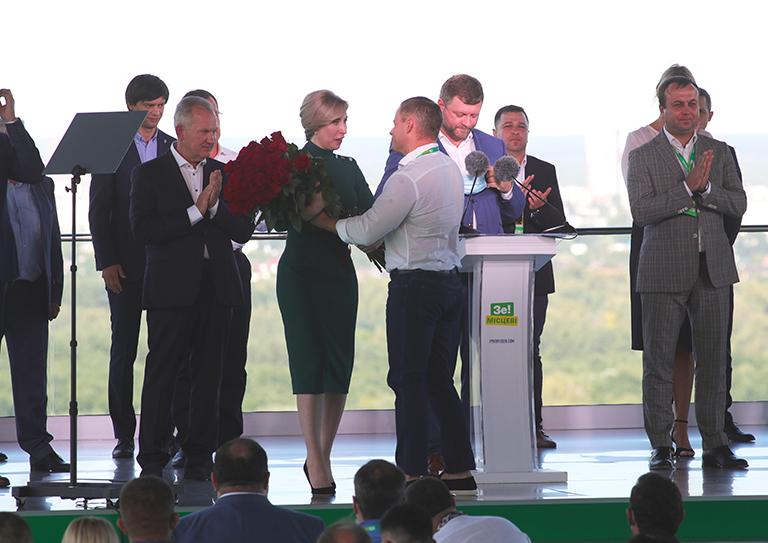 На фото: народный депутат Украины Ирина Верещук получает цветы во время VII внеочередного съезда партии "Слуга народа", Киев, 2020 год