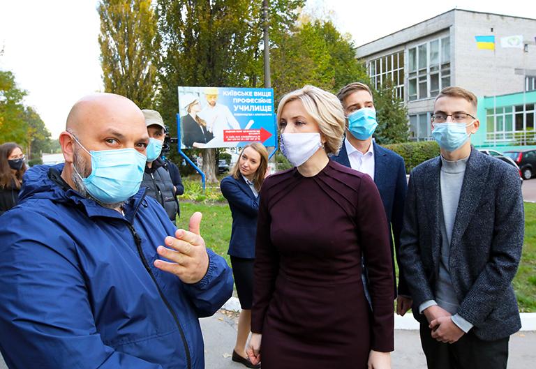 На фото: кандидат в главы Киева от партии "Слуга народа", депутат Ирина Верещук (в центре) на фото возле избирательного участка во время местных выборов в Украине 2020 года, Киев