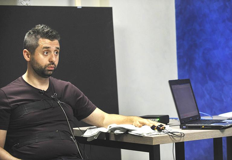 На фото: Давид Арахамия, лидер парламентской фракции «Слуги народа», проходит проверку на полиграфе. В Офисе президента Украины призвали депутатов от президентской партии «Слуга народа» пройти проверку на полиграфе. По сообщениям украинских СМИ, Офис Президента Украины подозревал 11 депутатов в получении взятки в размере 30 тысяч долларов США каждый за голосование против одного антикоррупционного законопроекта на заседании Комитета Верховной Рады Украины, 2019 год