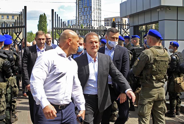 На фото: депутат партии ОПЗЖ Илья Кива и глава политического совета украинской партии "Оппозиционная платформа &mdash; За жизнь" (ОПЗЖ) Виктор Медведчук (слева направо на первом плане), подозреваемый по статьям УК Украины "Государственная измена" и "Нарушение законов и обычаев войны", перед рассмотрением апелляции на избрание меры пресечения в Киевском апелляционном суде, 2021 год