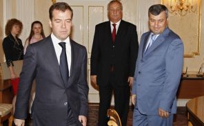  Президент России Дмитрий Медведев, президент Абхазии Сергей Багапш и президент Южной Осетии Эдуард Кокойты (слева направо) на встрече в Кремле. 