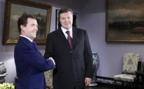  Президент России Дмитрий Медведев и президент Украины Виктор Янукович (слева направо) 