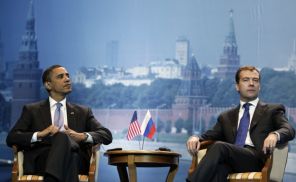 Президент США Барак Обама и президент РФ Дмитрий Медведев (слева направо) , Москва. 7 июля 2009 г. 