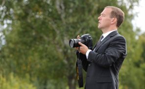 Премьер-министр РФ Дмитрий Медведев во время посещения Государственного музея-заповедника Сергея Есенина в селе Константиново.