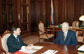 На фото: президент РФ Борис Ельцин(справа)с руководителем президентской администрации Валентином Юмашевым.