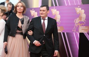 На фото: Александр Хинштейн и его супруга актриса Ольга Полякова, 2018