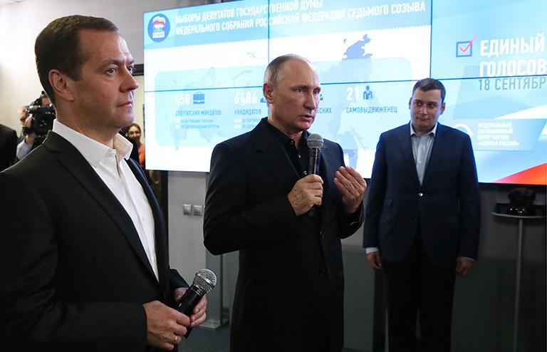 На фото: председатель партии "Единая Россия", премьер-министр РФ Дмитрий Медведев и президент РФ Владимир Путин (слева направо), член фракции "Единая Россия" Александр Хинштейн (справа) , 2016