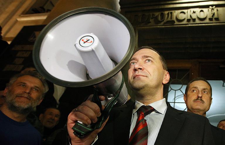 На фото: Дмитрий Белик, избранный новым главой городской администрации Севастополя, во время митинга в поддержку решения горсовета о присоединении Крыма к России у здания городской администрации