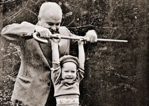 На фото: маленький Вячеслав Никонов со своим дедушкой Вячеславом Молотовым