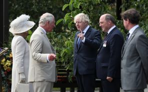 На фото: принц Чарльз, принц Уэльский и Камилла, герцогиня Корнуоллская, беседуют с премьер-министром Борисом Джонсоном и министром обороны Беном Уоллесом на национальной службе памяти