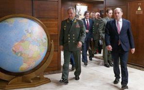 На фото: министр обороны РФ Сергей Шойгу и министр обороны Великобритании Бен Уоллес (слева направо) во время встречи в Министерстве обороны РФ, 2022