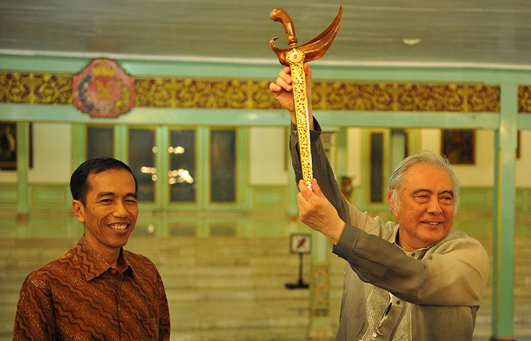 На фото: Хсу По Юн, председатель FACP, поднял Керис и Соло Джоко Видодо (слева)