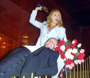 Лауреаты премии "Овация": Маша Распутина (в номинации "Солистка года") и Михаил Задорнов (в номинации "Лучший писатель - сатирик года"), 1999 год