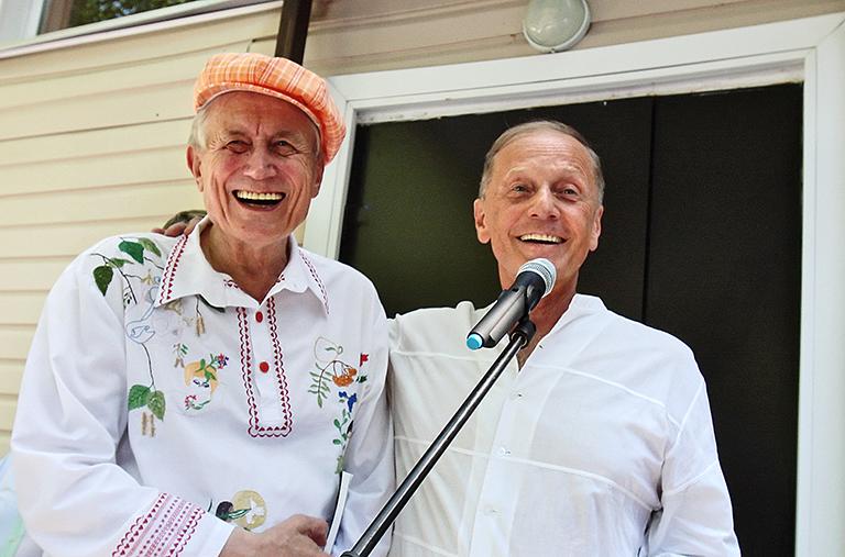  Поэт Евгений Евтушенко и писатель-сатирик Михаил Задорнов (слева направо) на открытии музея-галереи в Переделкино, где представлены картины из личного собрания Е. Евтушенко и его авторские фотографии. Событие приурочено к 78-летию поэта, 2010 год