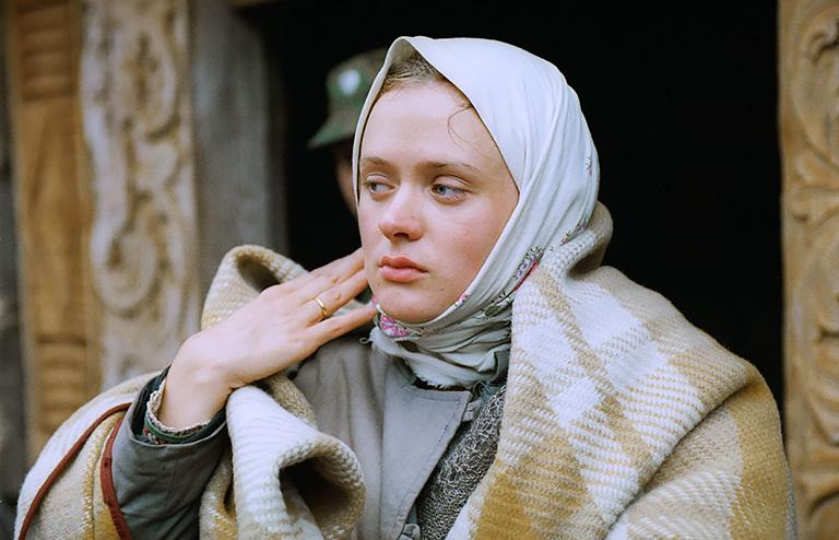 На снимке: Анна Михалкова в роли Дуняши, в фильме "Сибирский цирюльник", 1996 год