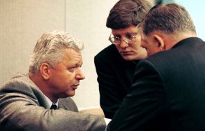 На фото: председатель Федерации независимых профсоюзов России (ФНПР) Михаил Шмаков (слева) и секретарь ФНПР Андрей Исаев (второй слева) на заседании, 2000