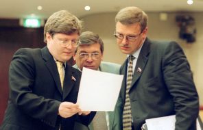 На фото: члены думской фракции ОВР Андрей Исаев, Александр Сизов и Константин Косачев (на снимке слева направо) на заседании Госдумы, 2002