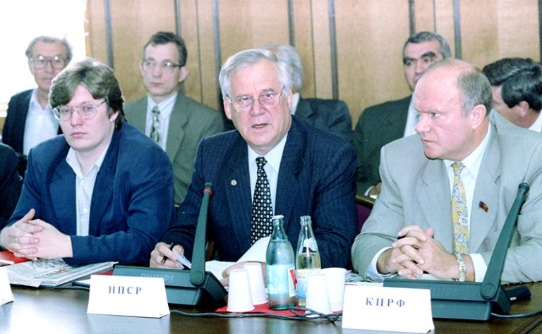 На фото: в президиуме (справа налево) — лидер Компартии РФ и НПСР Геннадий Зюганов, руководитель группы "Народовластие" Николай Рыжков (открывающий заседание) и секретарь Федерации независимых профсоюзов России Андрей Исаев? 1998