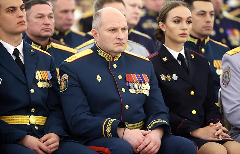 На фото: министр РФ по делам гражданской обороны, чрезвычайным ситуациям и ликвидации последствий стихийных бедствий (МЧС) Александр Куренков (в центре) во время встречи президента РФ Владимира Путина с выпускниками высших военно-учебных заведений в Кремле, 21.06.2022