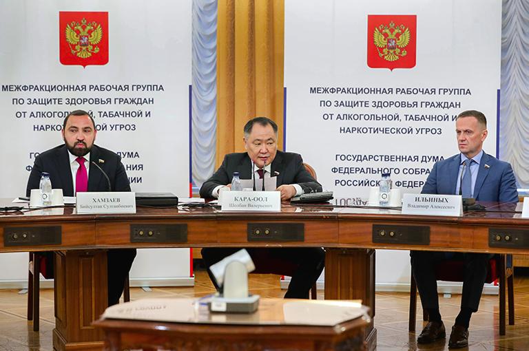 На фото: член Комитета по безопасности и противодействию коррупции Бийсултан Хамзаев, заместитель Председателя Государственной Думы Шолбан Кара-оол и член Комитета по развитию Дальнего Востока и Арктики Владимир Ильиных на очередном заседании межфракционной рабочей группы по защите здоровья граждан от алкогольной, наркотической и табачной угроз, 2022 год