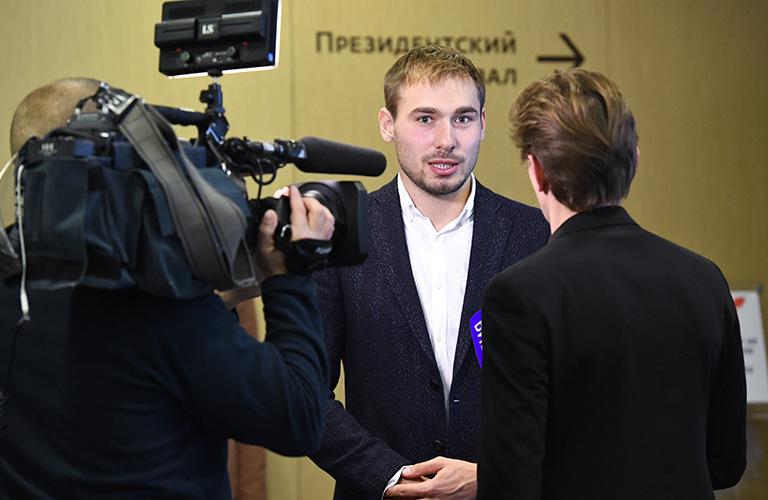 На фото: чемпион Олимпийских игр 2014 года по биатлону россиянин Антон Шипулин после пресс-конференции, 2018