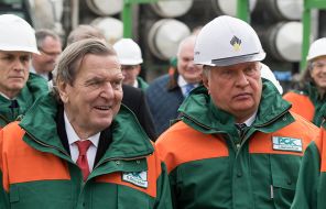 На фото: бывший канцлер Германии и глава правления "Роснефти" Герхард Шредер (СДПГ, l) и Игорь Сечин, генеральный директор российской нефтяной компании "Роснефть"