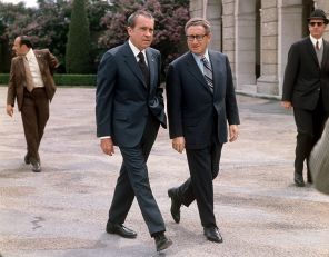 На фото: советник по национальной безопасности Генри Киссинджер (справа) и президент США Ричард Никсон прогуливаются по парку замка Клессхайм близ Зальцбурга в мае 1972 года