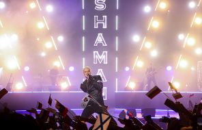На фото: певец Shaman (Ярослав Дронов) во время выступления на сольном концерте в концертном зале "Крокус Сити Холл", 2023