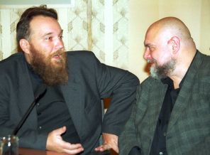 На фото: Александр Дугин (слева) и Гейдар Джемаль на конференции "Место России в условиях глоболизации", 2001 год