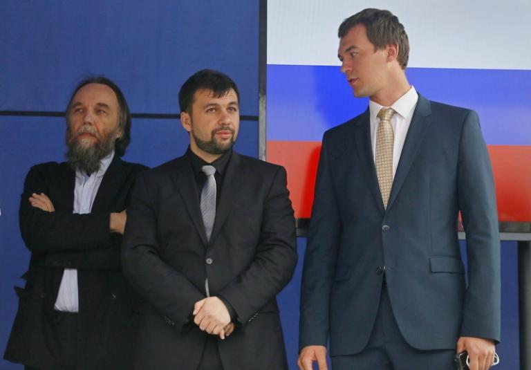 На фото: философ, специалист по геополитике Александр Дугин, председатель президиума Верховного совета провозглашенной Донецкой народной республики (ДНР) Денис Пушилин и депутат фракции ЛДПР в Госдуме Михаил Дегтярев (на первом плане) на митинге в поддержку жителей Донбасса на Суворовской площади в Москве, 2014 год