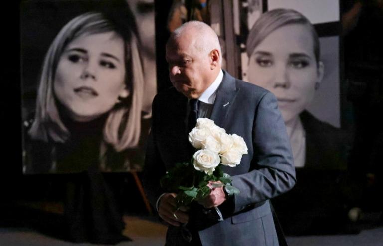 На фото: генеральный директор медиагруппы "Россия сегодня" Дмитрий Киселев во время церемонии прощания с журналистом и политологом Дарьей Дугиной (Платоновой) в телецентре "Останкино" в Москве