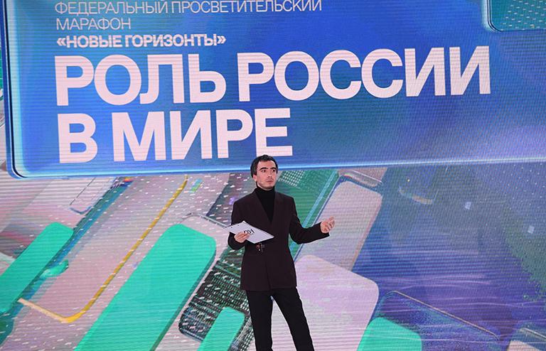 На фото: пранкер Владимир Кузнецов (Вован) во время выступления "Интеллектуальный розыгрыш: новые способы получения эксклюзивной информации. Теория и практика" в рамках работы секции "Новые горизонты", 2022