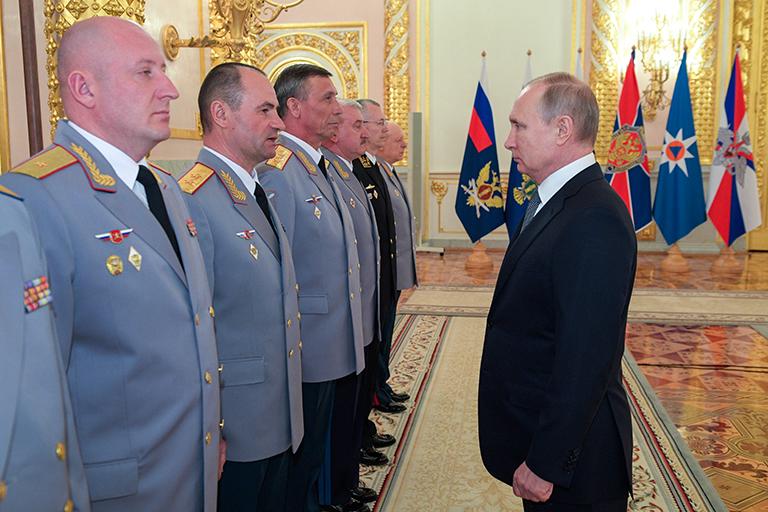 На фото: президент РФ Владимир Путин, главнокомандующий сухопутными войсками РФ Олег Салюков, командующий Балтийским флотом адмирал Александр Носатов, командующий войсками противовоздушной и противоракетной обороны &mdash; заместитель главнокомандующего Воздушно-космическими силами РФ Юрий Грехов, начальник главного управления боевой подготовки Вооруженных Сил РФ Иван Бувальцев, начальник Общевойсковой академии ВС РФ Александр Романчук и командующий 29-й общевойсковой армией ВВО в Забайкальском крае Роман Бердников (справа налево) во время встречи с офицерами и прокурорами по случаю их назначения на вышестоящие должности и присвоения им высших воинских и специальных званий и классных чинов в Александровском зале Большого Кремлевского дворца. 2019 год